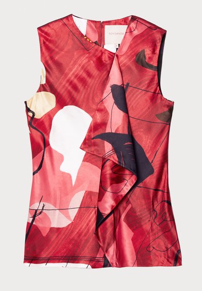 Punane satiinist top, millel on mustade ja kreemjate abstraktsete lillemuster. Omab kinnitusdisaini ja on ilma varrukateta, tagasipöördega lukuga.