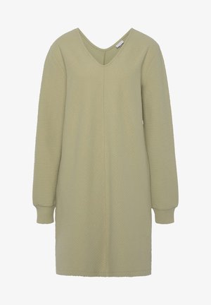 Vestido de punto verde con escote en V y mangas largas. Presenta un patrón texturizado y acanalado, y un ajuste relajado. Dobladillo sencillo y material suave.