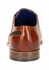 Braune Leder-Halbschuhe mit runder Zehenpartie, schlankem Design, strukturierten Details an den Seiten und einem kontrastierenden blauen Innenfutter.