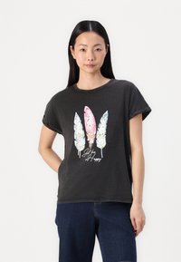 Camiseta de algodão cinza com mangas torcidas, apresentando um gráfico de três penas coloridas e o texto "Apenas seja Feliz" em branco.