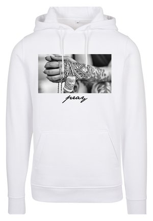 Felpa bianca con tasca frontale, caratterizzata da una grafica in bianco e nero di mani tatuate che tengono catene e un pendente, con la scritta "pray".