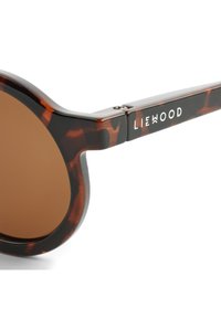 Occhiali da sole tartarugati con lenti rotonde e tinta marrone. Cerniera in metallo con incisione "LIEWOOD" in bianco sull'asta. Finitura liscia in plastica.