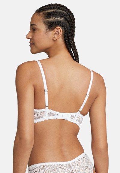 Vitt spets-bh med justerbara band, som har ett blommönster och en hake-och-ögla-stängning bak. Slät textur och en delikat design.