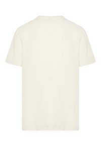 Camiseta de color beige claro, de manga corta y con cuello redondo. Fabricada en algodón con una textura suave. Sin patrones ni acentos visibles.