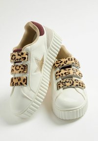 Witte sneakers met leopardprint klittenbandsluitingen, een gouden ster detail, een gestructureerde witte zool en bordeauxrode accenten op de hak en de tong.