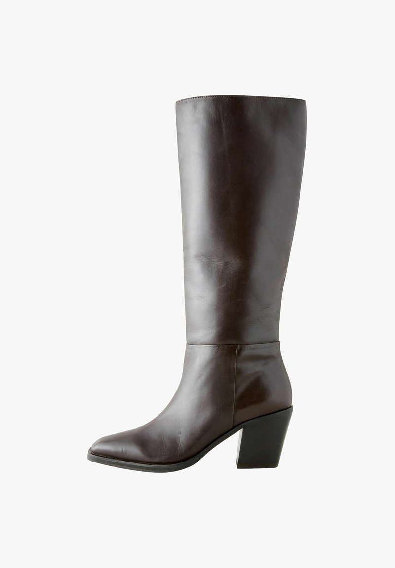 Rudos odinės iki kelio ba bootai su siauru pirštu, blokuotu kulnu ir lygiu paviršiumi. Minimalus siuvinėjimas ir elegantiškas dizainas.