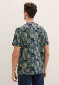 TOM TAILOR MIT ALLOVER - Camiseta estampada - navy multicolor leaf design