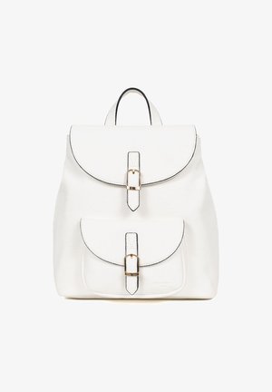 Sac à dos en cuir blanc avec un rabat arrondi, deux poches frontales, quincaillerie dorée et accents noirs le long des bords et des sangles. Texture lisse.