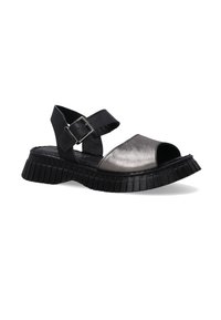 Sandal s otevřenou špičkou s metalicky stříbrným svrškem a černými koženými popruhy. Obsahuje přezkový nártní popruh a texturovanou černou silnou podrážku.