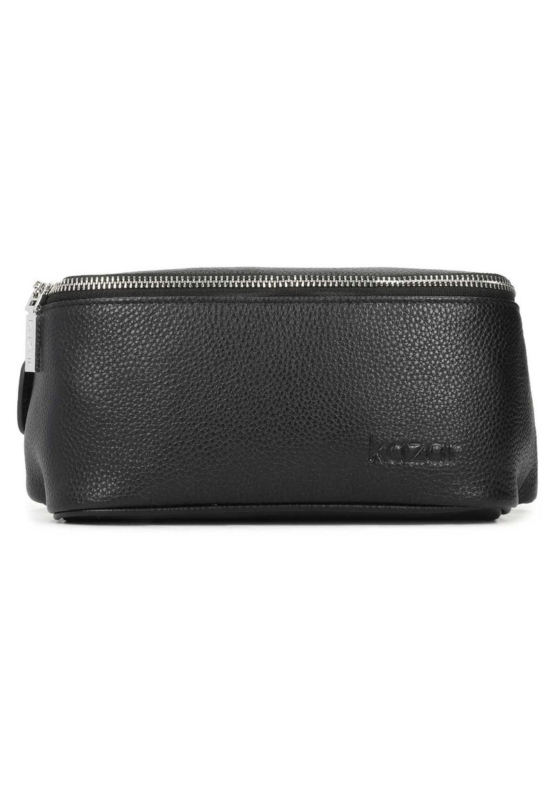 Custodia in pelle nera con finitura testurizzata, chiusura con zip e un logo minimal embossed sul lato. Forma compatta e rettangolare.