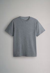 Schlichtes, graues Baumwoll-T-Shirt mit kurzen Ärmeln, das an einer hellgrauen Wand hängt und von vorne mit Rundhalsausschnitt gezeigt wird.
