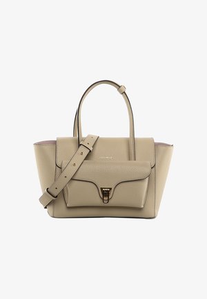 Beige leren handtas met bovenhandvatten, verstelbare schouderriem, voorvak met klep dat wordt afgesloten met een goudkleurige gesp en subtiel merkembleem.