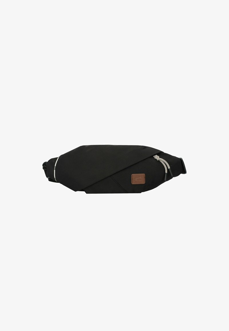 Bolso cruzado de tela negra con forma geométrica, que presenta un parche de cuero marrón, detalles reflectantes y tiradores de cremallera decorativos.