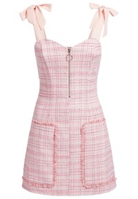 Robe en tweed rose avec un corsage ajusté, fermeture éclair à l'avant, deux grandes poches avant et des bretelles à nouer. Présente un motif à carreaux texturé et des bords effilochés.