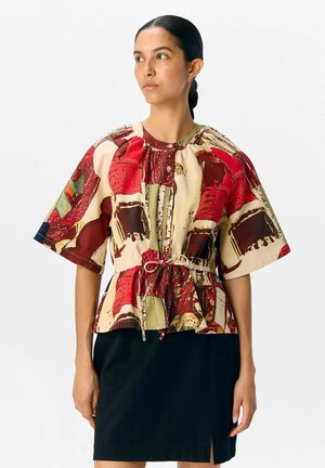 Rood en crèmekleurig gestreept blouse met korte mouwen, een geraffineerde halslijn en een verstelbare koordtaille, gecombineerd met een zwarte rok.