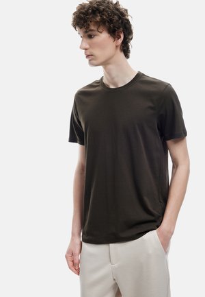 - T-shirt basic