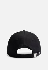 Zwarte baseballpet met een gestructureerd ontwerp, verstelbare band aan de achterkant en geborduurde ventilatiegaten voor ademend vermogen.