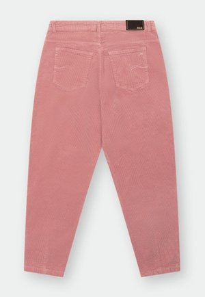 Roze corduroy broek met een tapering pasvorm, voorzien van twee achterzakken en een gestructureerd oppervlak. Een zwart merklabel is zichtbaar.