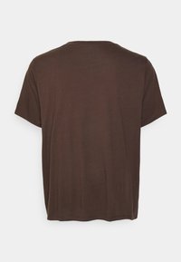 Levi's® Plus GRAPHIC TEE - T-shirt estampada - big core hot fudge