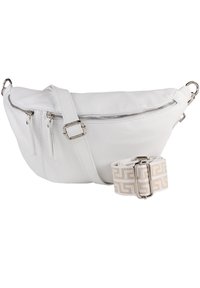 Weißes Lederhandtasche mit einem lässigen Design, ausgestattet mit einem oberen Reißverschluss, zwei vorderen Reißverschlusstaschen und einem abnehmbaren, gemusterten Schulterriemen. Akzente aus silbernem Metall.