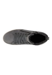 Grauer High-Top-Sneaker mit strukturierter Oberfläche, flachen Schnürsenkeln, seitlichem Reißverschluss und einer weißen Gummisohle. Das Innere bietet eine weiche Fütterung.