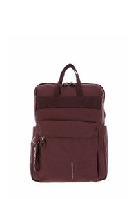 Sac à dos bourgogne en tissu texturé, avec des poign�ées doubles, fermeture éclair et poche avant avec un logo. Design compact et rectangulaire.