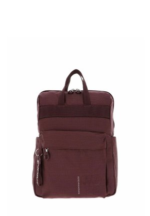 Sac à dos bourgogne en tissu texturé, avec des poignées doubles, fermeture éclair et poche avant avec un logo. Design compact et rectangulaire.