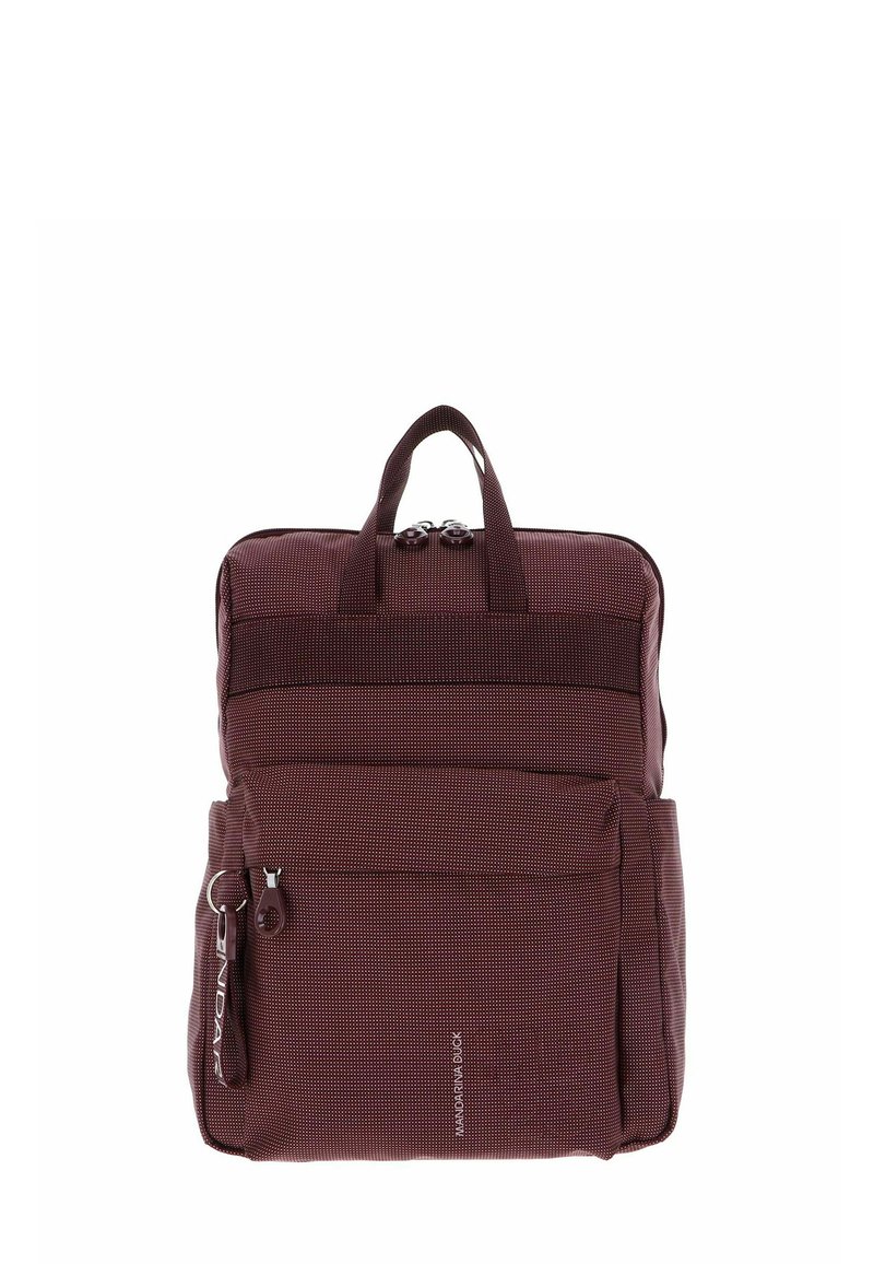 Sac à dos bourgogne en tissu texturé, avec des poignées doubles, fermeture éclair et poche avant avec un logo. Design compact et rectangulaire.