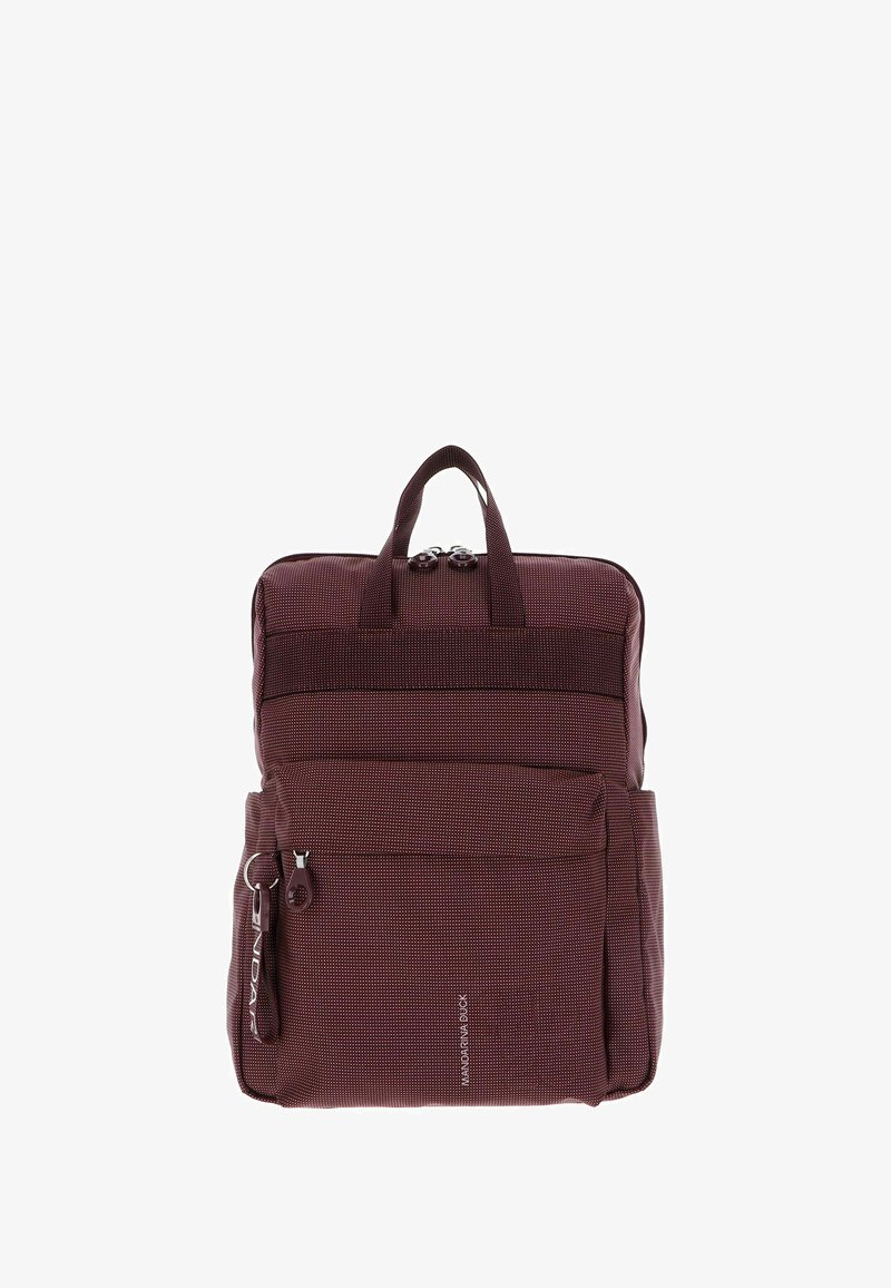 Sac à dos bourgogne en tissu texturé, avec des poignées doubles, fermeture éclair et poche avant avec un logo. Design compact et rectangulaire.