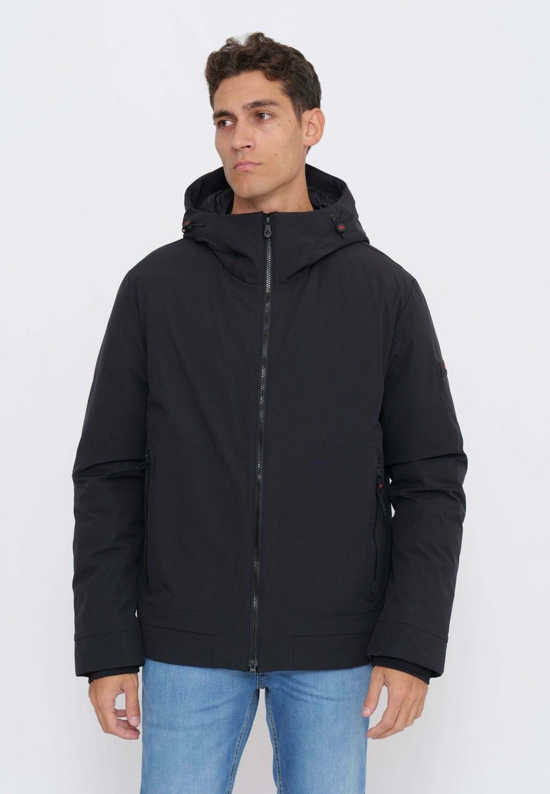 Sort hættetrøjejakke med lynlåslukning foran, sidelommer, lavet af glat, letvægtsstof med et enkelt design og minimale detaljer.