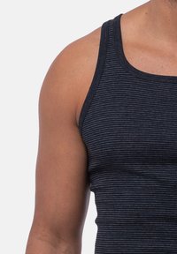 Zwart en grijs gestreept tanktop gemaakt van zachte stof, met een ronde halslijn en brede schouderbanden, die een aansluitende silhoutte toont.