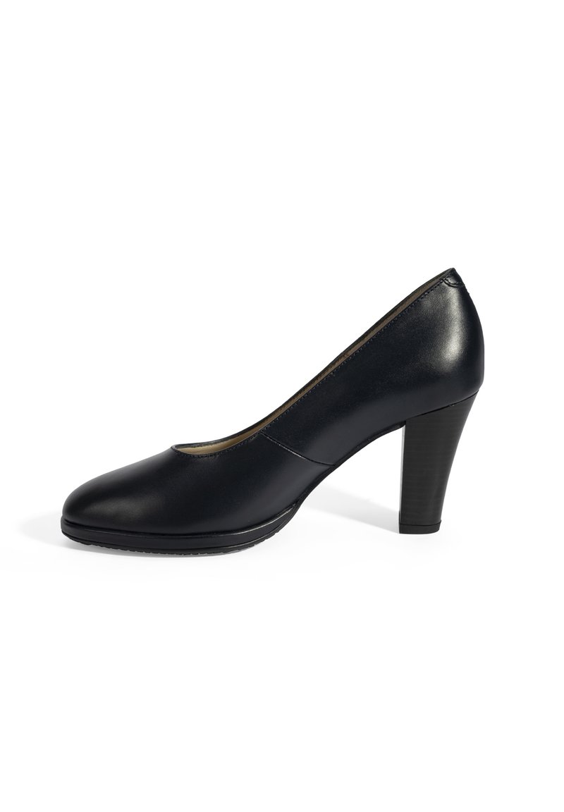 Chaussure en cuir noir à talon haut avec un bout rond et un talon moyen. Texture lisse avec un minimum de détails de couture. La semelle est légèrement courbée.