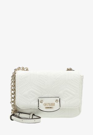 Hvid quiltet lædertaske fra Guess med guldkæde og forplade med logoet "GUESS EST. 1981."