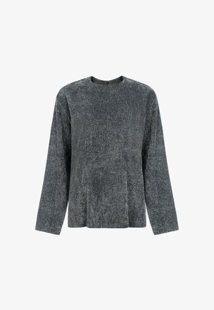Szary sweter z ribbowanym splotem, z długimi rękawami, okrągłym dekoltem i luźnym krojem. Teksturowany materiał o subtelnym połysku i bocznych rozcięciach u dołu.