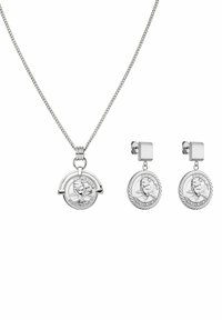 Zilveren sieradenset met een ketting en een ronde hanger, en bijpassende oorbellen, beide versierd met gedetailleerde muntachtige ontwerpen.