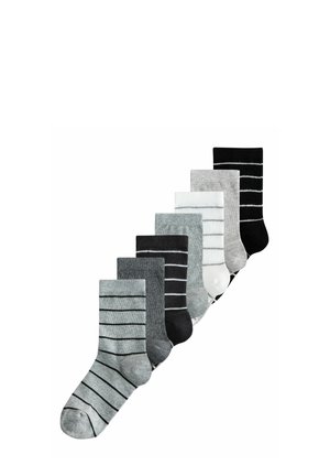 Sieben Paar knielange Socken in verschiedenen Grautönen, Schwarz und Weiß, jeweils mit horizontalen Streifen versehen.