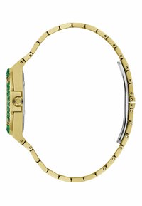 Guldtonad metallklocka med rektangulärt boett, gröna kristalldetaljer och en länkstil armband; har en polerad silver bezel och spärr.