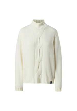 Pull en maille épaisse blanc avec un col montant, mettant en avant un motif de torsades central et un ourlet et des poignets côtelés. Tissu doux et texturé.