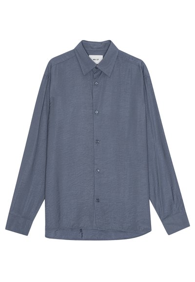 Langærmet skjorte i skifergrå med strukturstof, klassisk krave og fem frontknapper. Der er justerbare manchetter som detaljer.