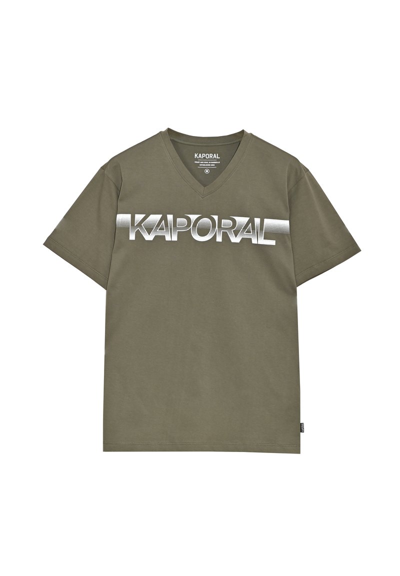 Camiseta de cuello en V verde oliva hecha de algodón, con un gran gráfico en blanco de "KAPORAL" en el pecho. Mangas cortas y corte relajado.