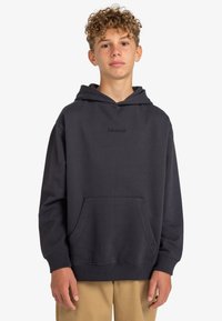 Sudadera gris oscuro hecha de un tejido suave. Cuenta con un bolsillo tipo canguro, puños acanalados y un logotipo bordado en el pecho.