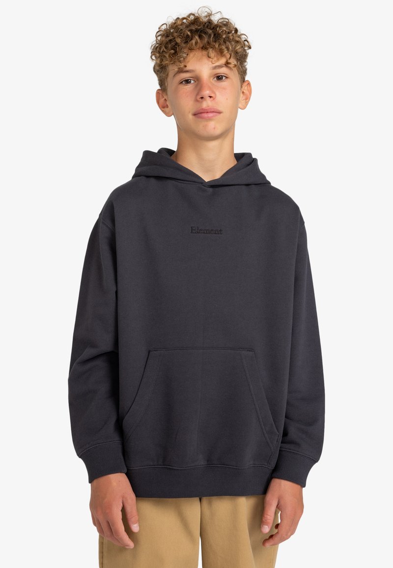 Sudadera gris oscuro hecha de un tejido suave. Cuenta con un bolsillo tipo canguro, puños acanalados y un logotipo bordado en el pecho.