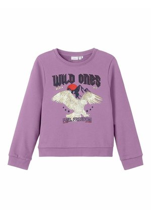 Fioletowa bluza z długim rękawem z napisem "Wild Ones", białym orłem, górami, czerwonym słońcem oraz grafiką "Feel Freedom" na przodzie.