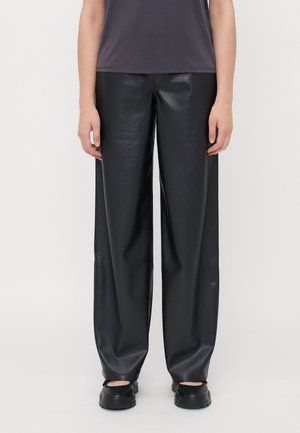Zwarte faux leren wijde-pijpen broek met een gladde textuur, voorzien van een middelhoge taille en een minimalistisch ontwerp. Rechte pasvorm van heup tot zoom.
