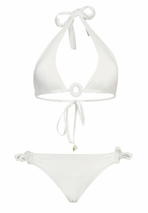 Bikini deux pièces blanc avec lien de tour de cou, détail d'anneau circulaire sur le devant, et culotte à nouer sur les côtés avec des accents en tissu froncé.