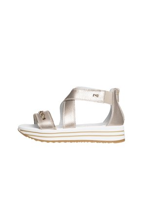 Kilesandal med roseguld krydsede remme, små dekorative nitter på frontremmen, hvid polstret sål og brun gummi ydersål.