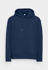 Marinblå hoodie i mjuk bomullsblandning, med en framficka, justerbar dragsko, och ribbade ärmslut och nederkant.