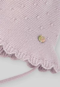 Tissu tricoté en lavande clair avec un bord festonné, présentant un motif en relief de billes et une étiquette métallique portant l'inscription "Daz."