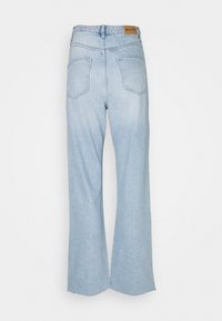 Vaqueros de pierna ancha de color azul claro con cintura alta, que cuentan con un diseño de cinco bolsillos y una etiqueta de marca de cuero en la parte trasera. Tejido de denim texturizado.