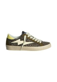 Zapatilla con un acabado brillante en marrón oscuro, acentos de ante verde oliva, cordones crema y una suela de goma beige con un diseño de rayo.